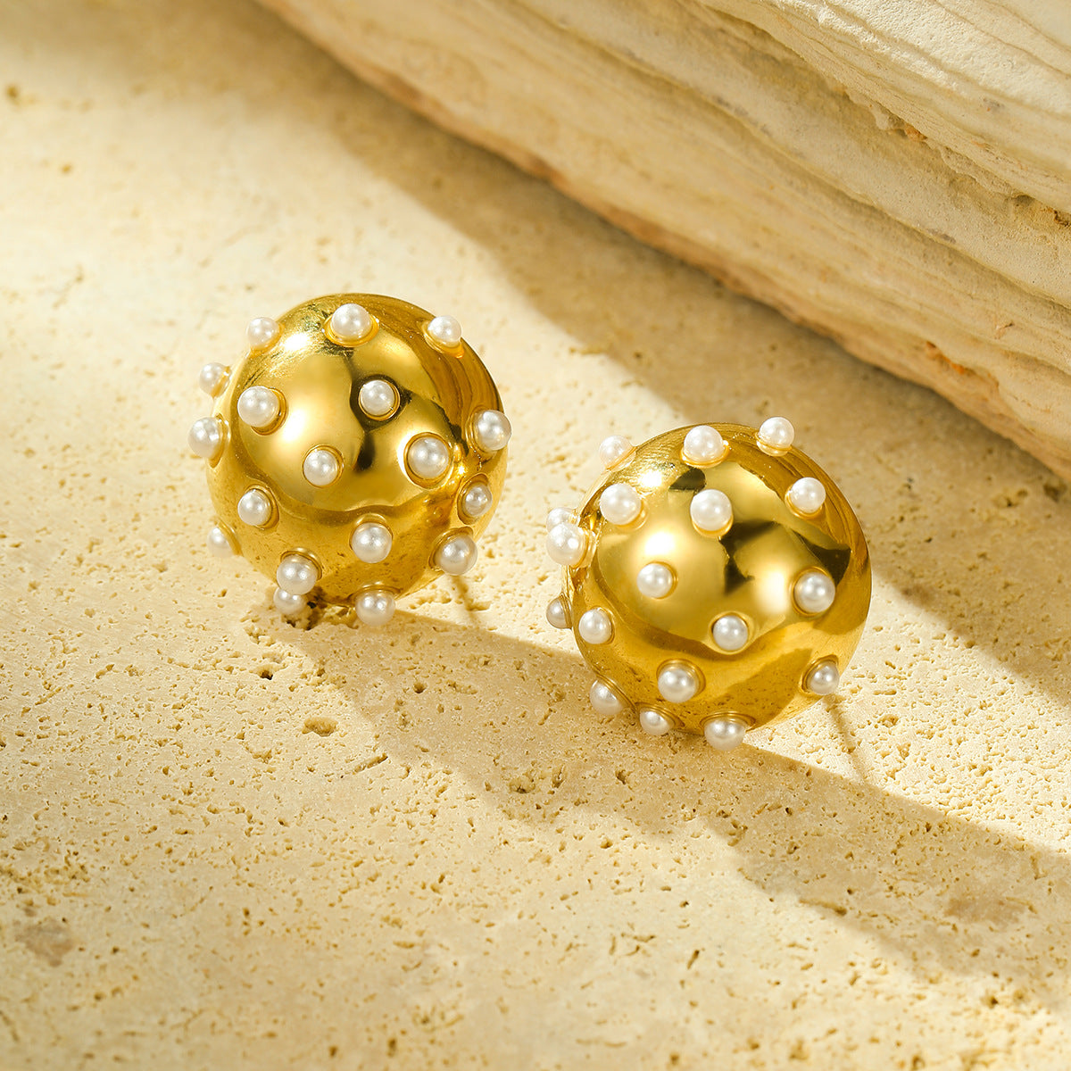 Pendientes Hemisféricos de Acero Inoxidable Estilo Vintage con Baño de Oro de 18K e Incrustaciones de Perlas para Mujer