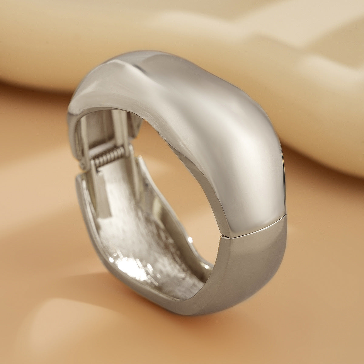Bracciale Rigido Aperto Geometrico Minimalista in Lega con Finitura Galvanizzata per Donna