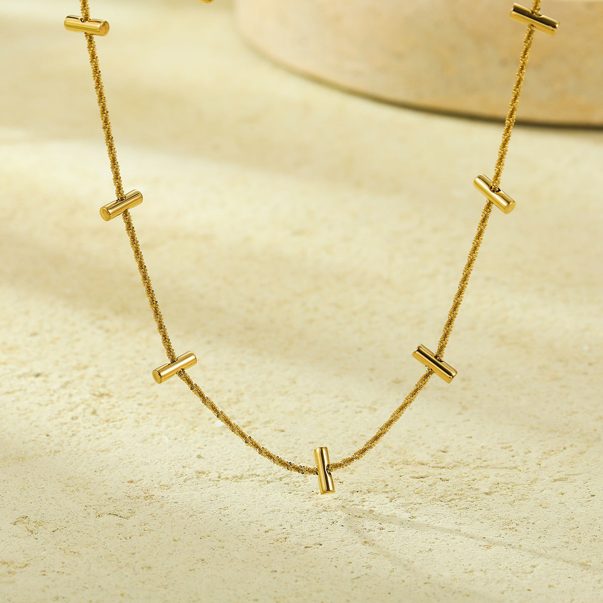 Collar Minimalista de Acero Titanio Bañado en Oro con Barra Delicada para Mujer con Estilo de Cadena de Clavícula