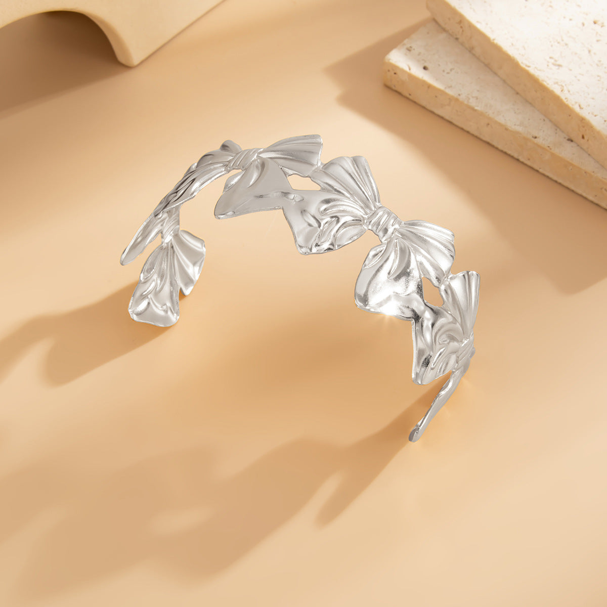 Bracciale regolabile minimalista da donna in metallo a forma di fiocco con finitura placcata