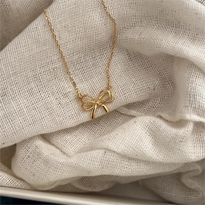 Collana Minimalista con Nodo a Fiocco in Argento Sterling 925 con Design Geometrico e Placcatura in Rodio da Donna