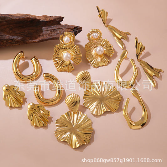Pendientes de acero inoxidable pulido con diseño floral geométrico de Sweet Streetwear en color dorado