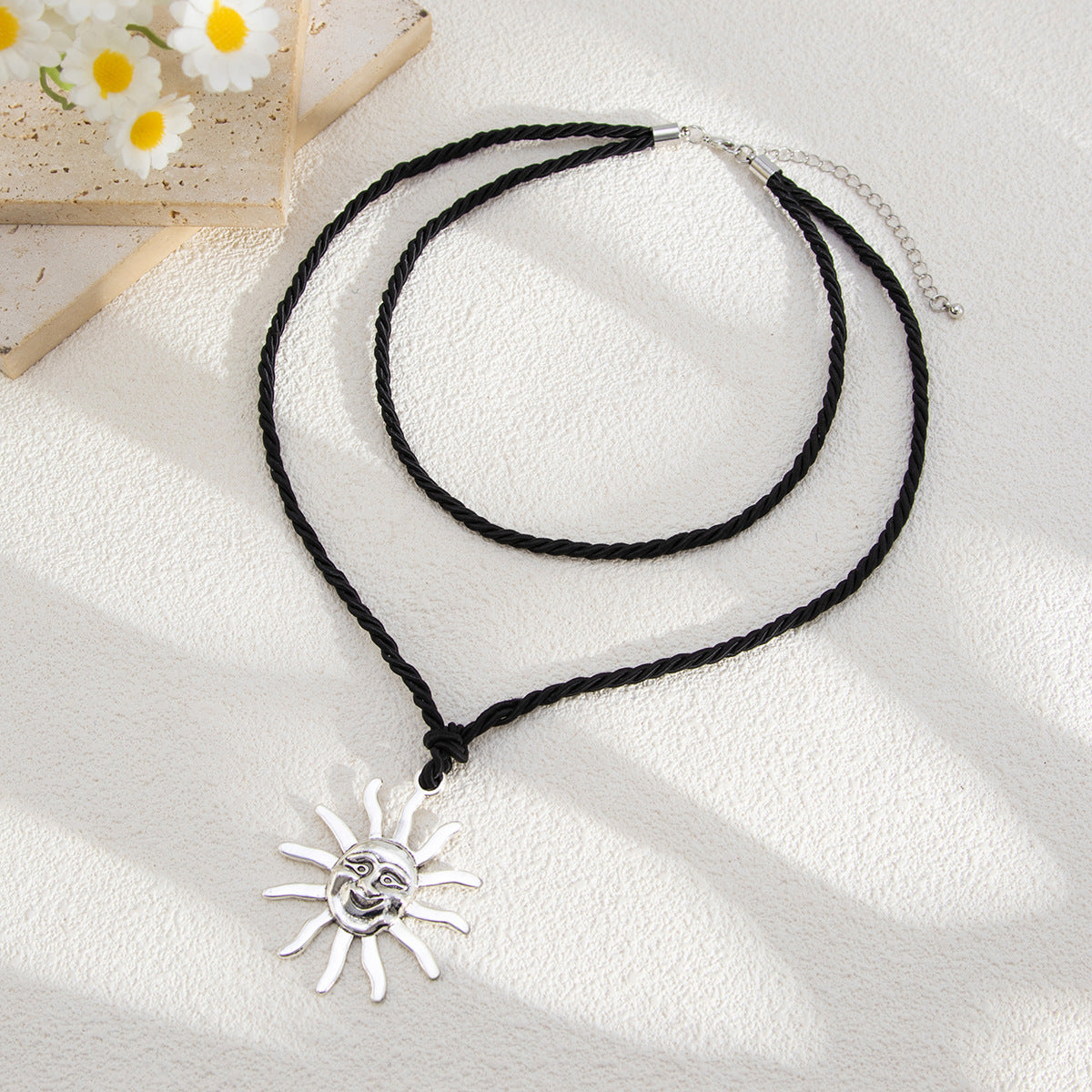 Collana con pendente a forma di girasole stilizzato, in lega con finitura placcata, da donna