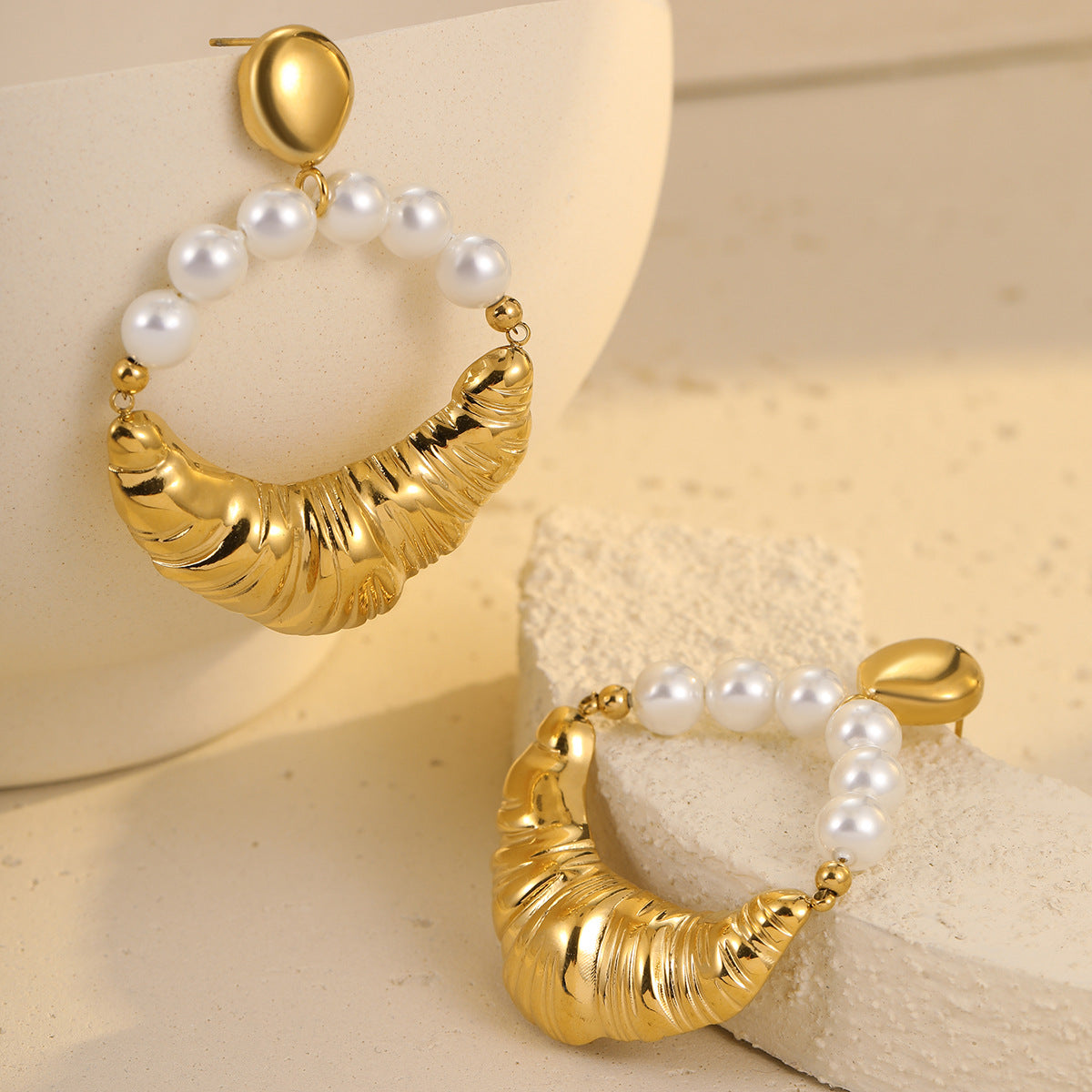 Orecchini a perno da donna a forma di megafono minimalista in acciaio inossidabile con placcatura in oro e accento di perla