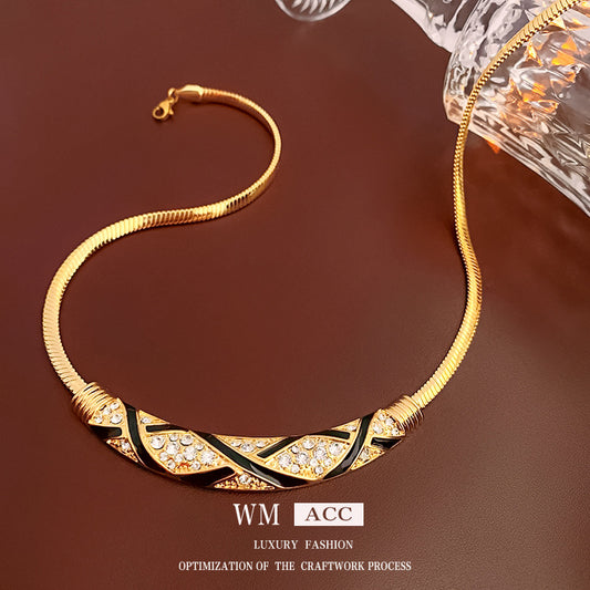 Collar de cadena de serpiente de cobre chapado con forma de arco geométrico vintage para mujer con incrustaciones de diamantes de imitación