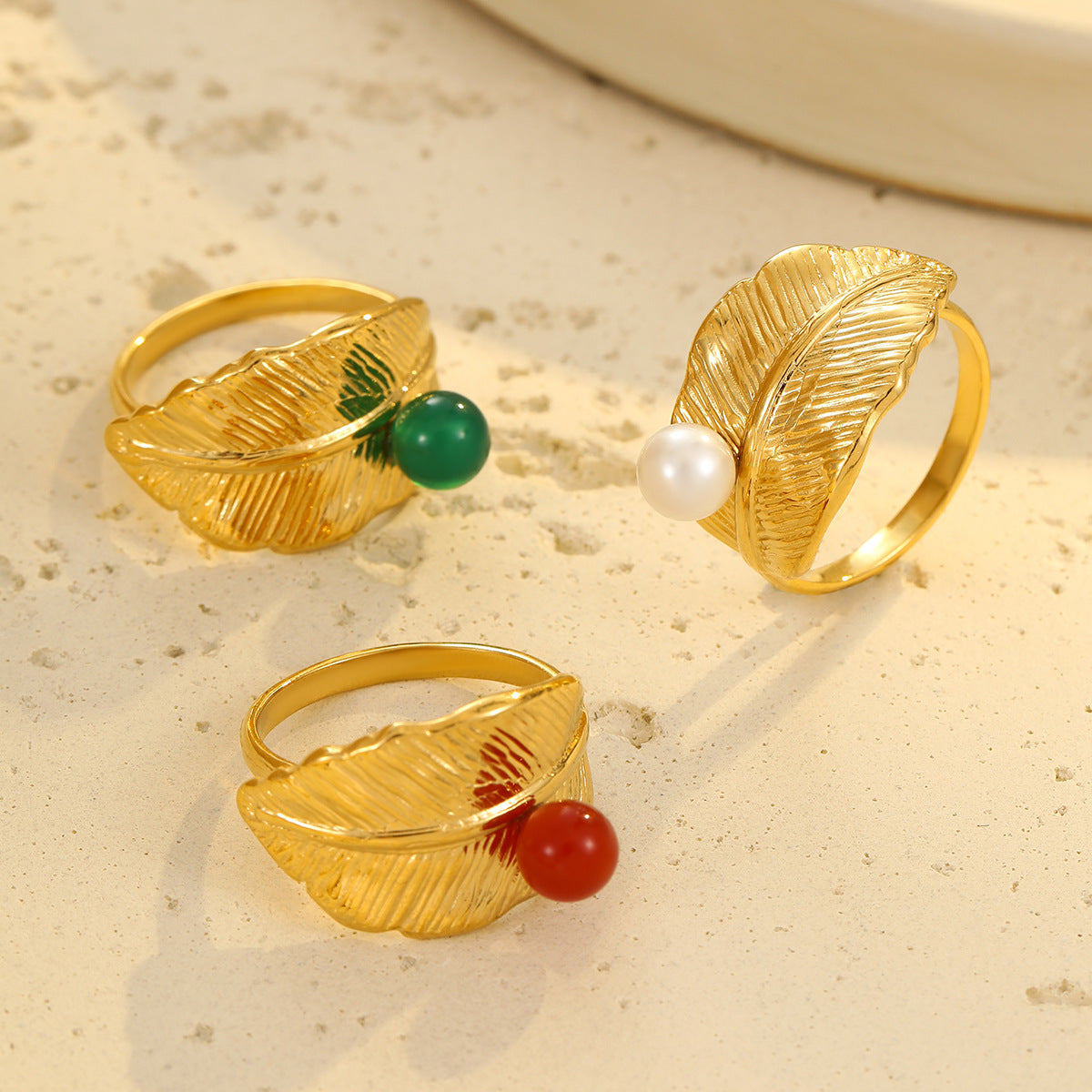 Anillo minimalista de plumas de pavo real con diseño geométrico en acero inoxidable con acabado chapado para mujer