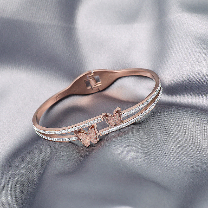 Bracciale a Farfalla Minimalista in Acciaio al Titanio, con Design Traforato e Finitura Placcata, da Donna