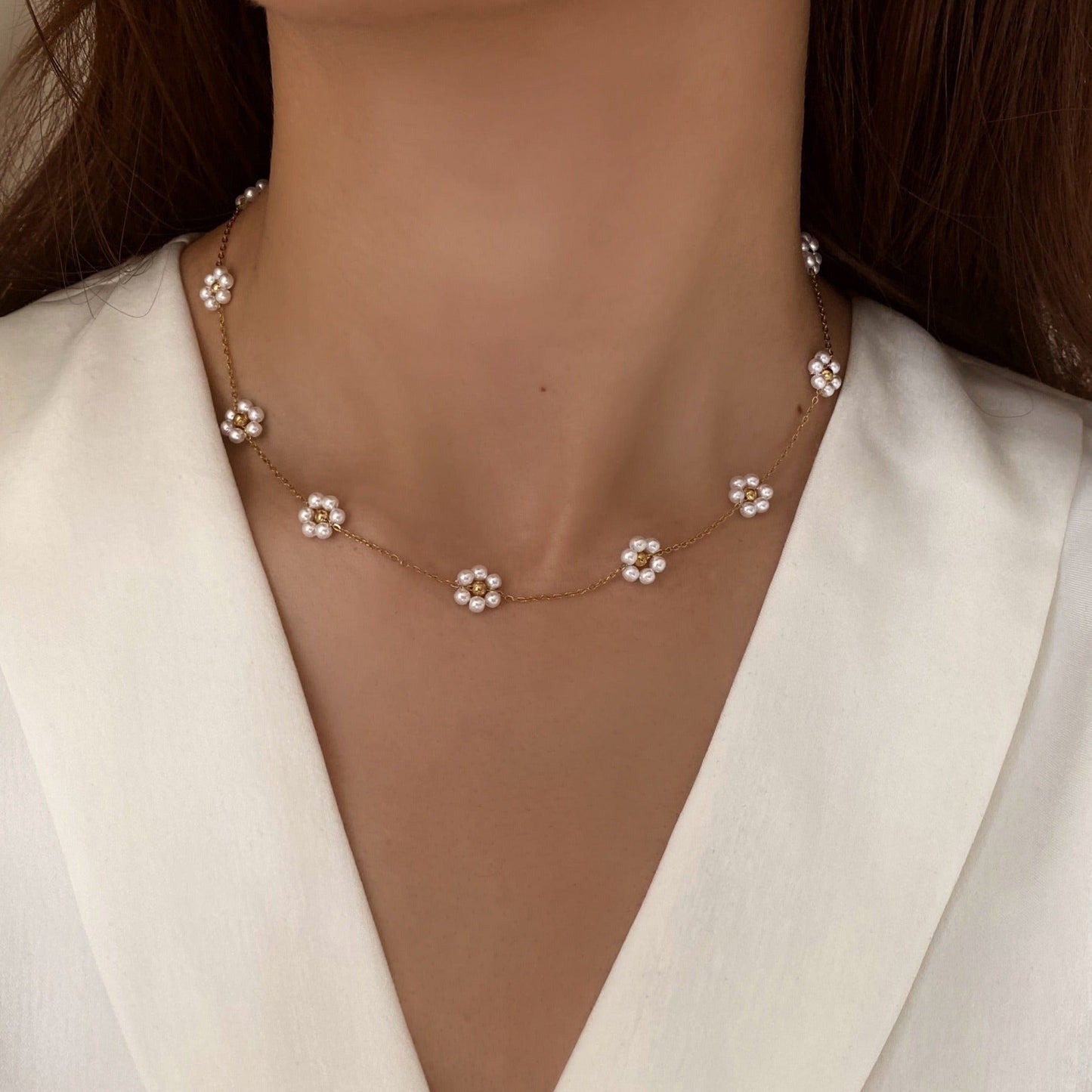 Collar con Colgante Minimalista de Flor de Margarita en Acero Inoxidable con Acentos de Acero de Titanio y Acabado Chapado para Mujer