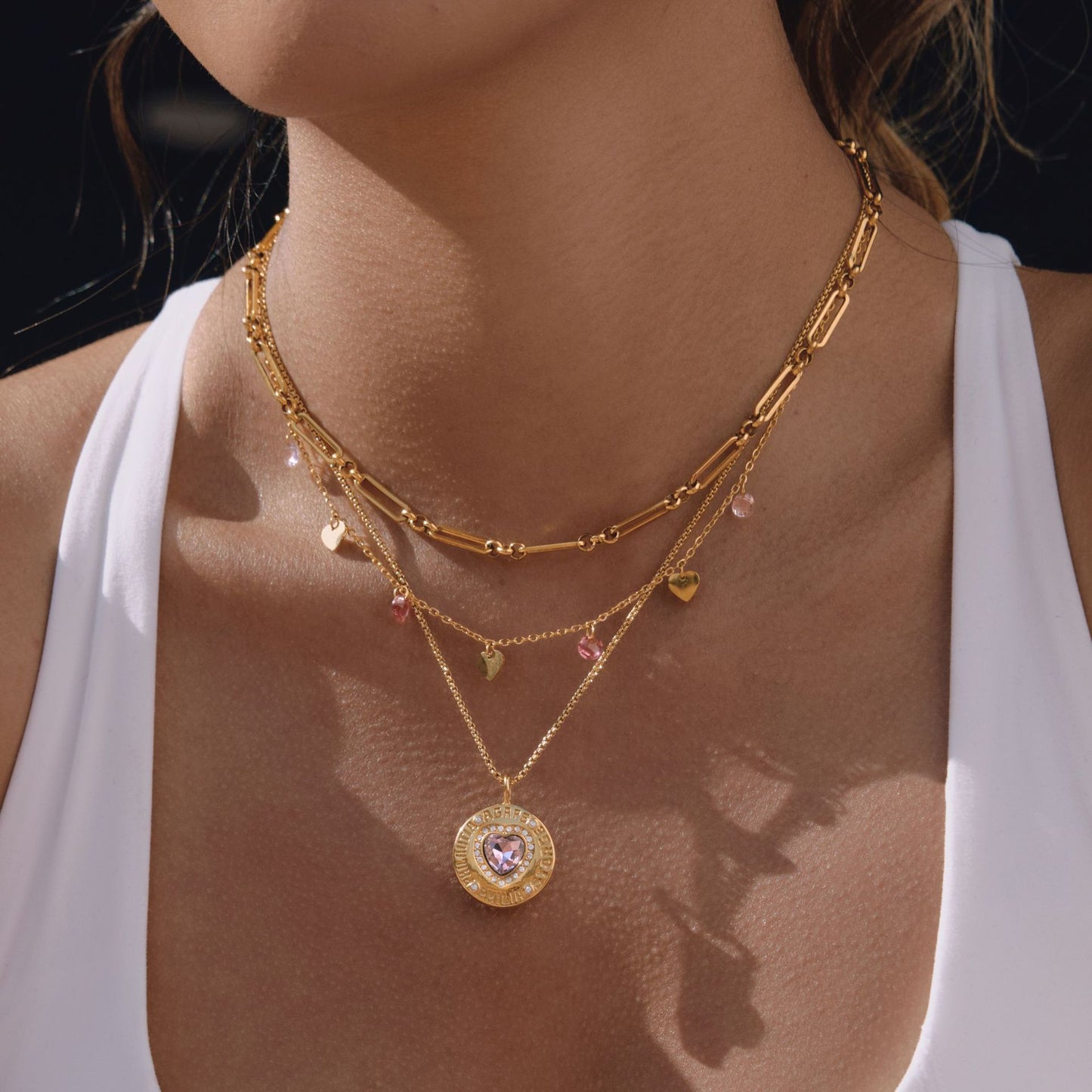 Collana con Ciondolo a Moneta in Acciaio al Titanio con Intarsio di Zirconi Cubici a Cuore Geometrico Minimalista da Donna