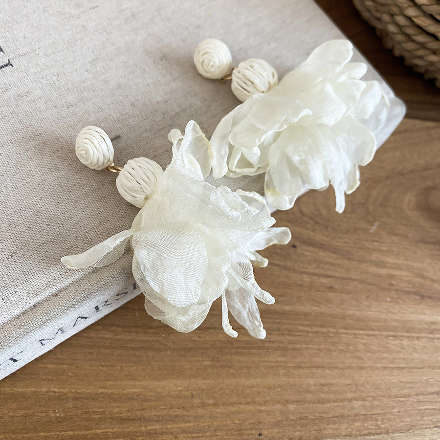 Orecchini a perno floreali fatti a mano in acciaio per donna con accenti in chiffon e rafia, gioielli per le orecchie lussuosi, leggeri, dolci ed eleganti, in stile vacanziero