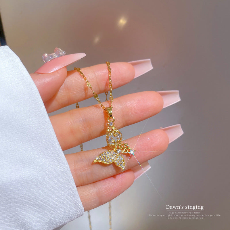 Collana con Pendente a Farfalla in Acciaio al Titanio di Lusso con Strass Micro-Incastonati, Delicata Catenina per Clavicola da Donna