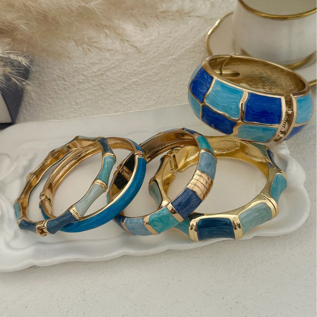 Bracciale rotondo in lega a scacchi geometrici con gocce d'olio colorate