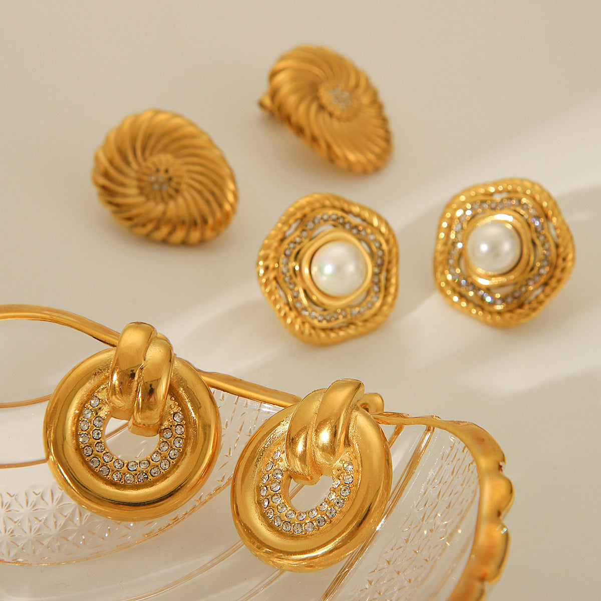 Orecchini a perno da donna in acciaio inossidabile placcato oro 18 carati con strass e perle, motivo geometrico alla moda