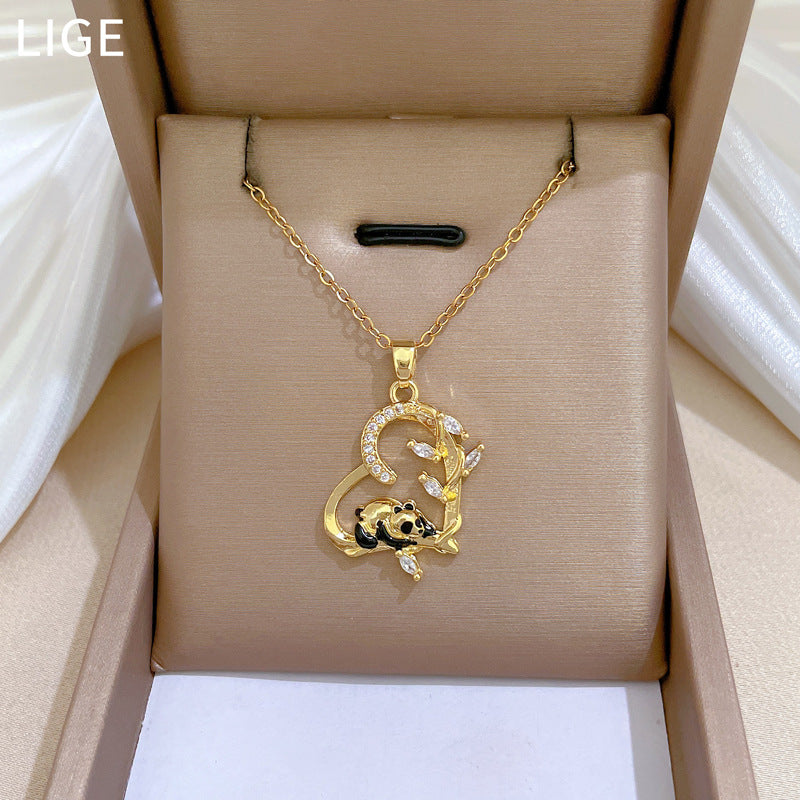 Collana Pendente Minimalista Panda in Bambù per Donna e Uomo in Acciaio al Titanio con Finitura Smaltata e Dettagli in Strass su Catena a Serpente