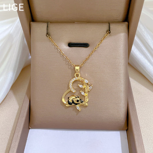 Collana Pendente Minimalista Panda in Bambù per Donna e Uomo in Acciaio al Titanio con Finitura Smaltata e Dettagli in Strass su Catena a Serpente
