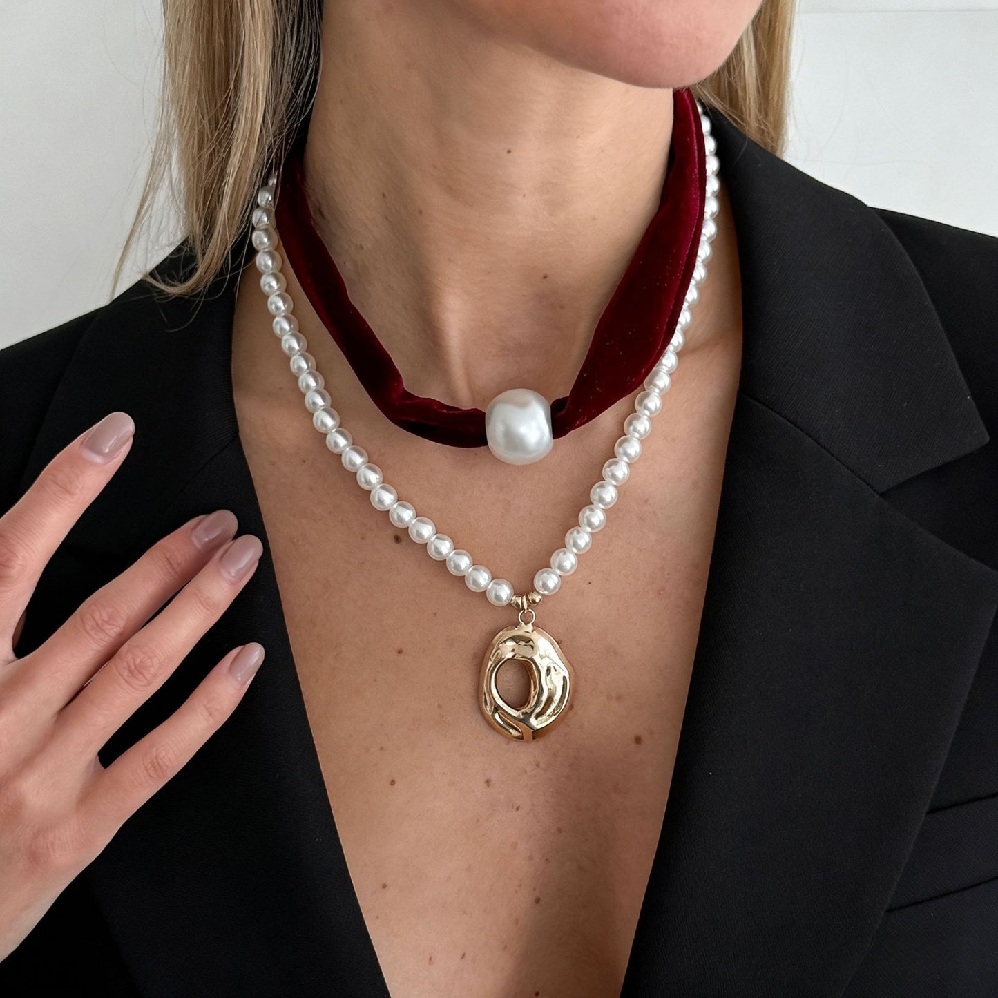 Collana da donna vintage con stampa leopardata in metallo liquido geometrica, perle finte e lega placcata in velluto