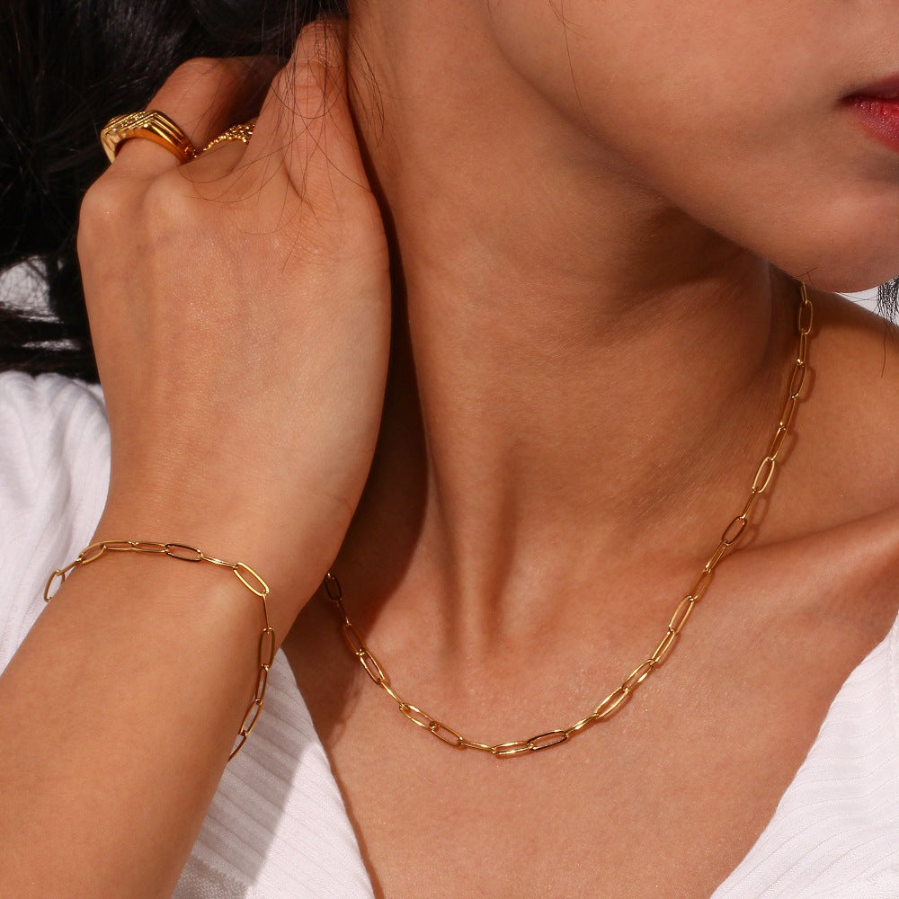 Collana con ciondolo a spilla da balia geometrica minimalista da donna in acciaio inossidabile placcato oro 18 carati