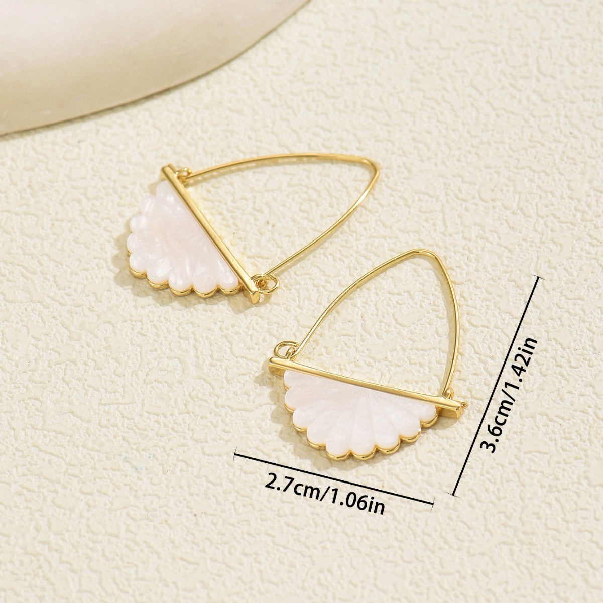Orecchini da donna di lusso minimalisti a forma di ventaglio con intarsio in madreperla e perno in acciaio inossidabile