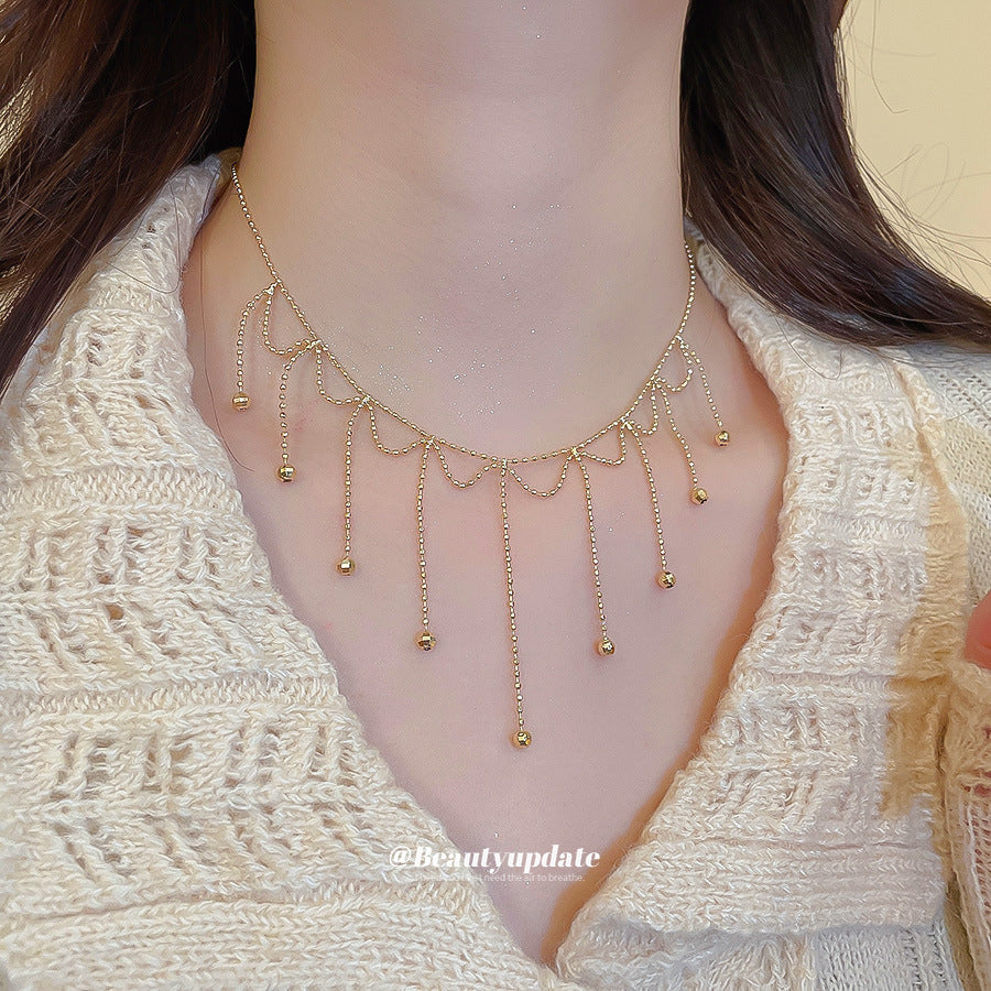Collana Minimalista Geometrica con Ciondolo a Nappa da Donna con Catena in Metallo Galvanizzato e Design a Lunghezza Clavicola
