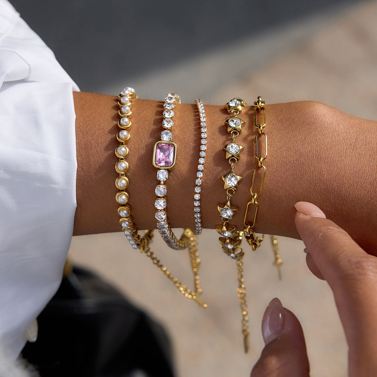 Set collana e bracciale minimalista con ciondolo a stella, luna, nuvola e universo in acciaio al titanio con dettagli in perle e finitura galvanizzata da donna