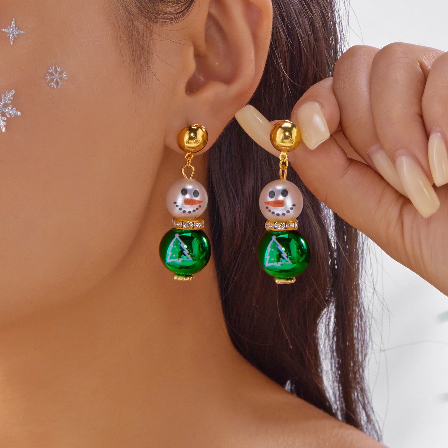 Lindos pendientes navideños de muñeco de nieve con diamantes de imitación, acentos de perlas de imitación y ganchos de cobre chapado para mujer