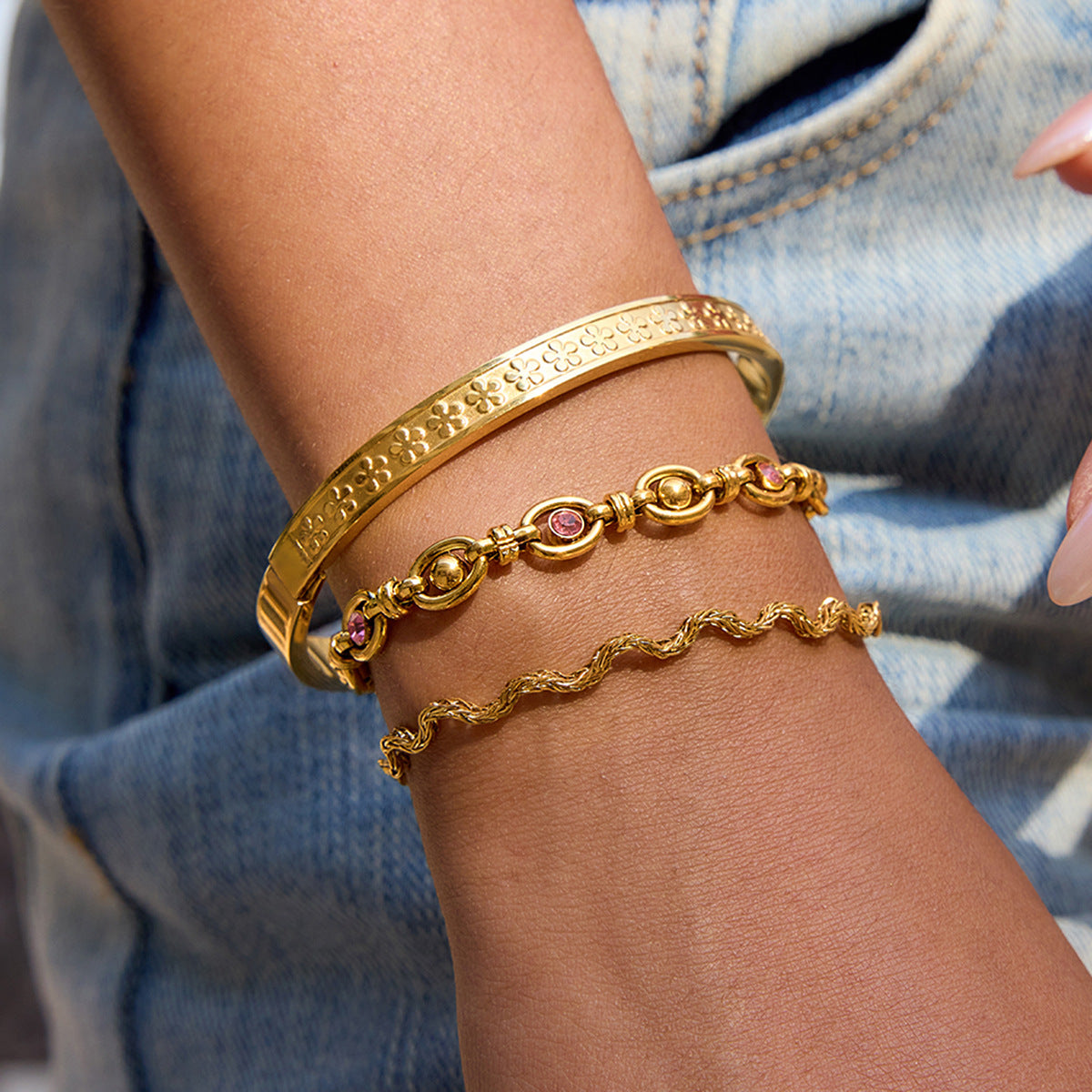 Pulsera Geométrica de Acero Inoxidable con Chapado en Oro Arenado para Mujer con Estilo Minimalista de Lujo