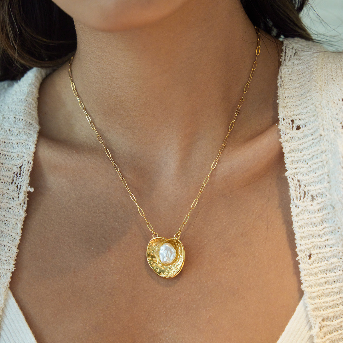 Elegante collar con colgante en forma de flor para mujer en acero de titanio con chapado en oro y cadena de acero inoxidable