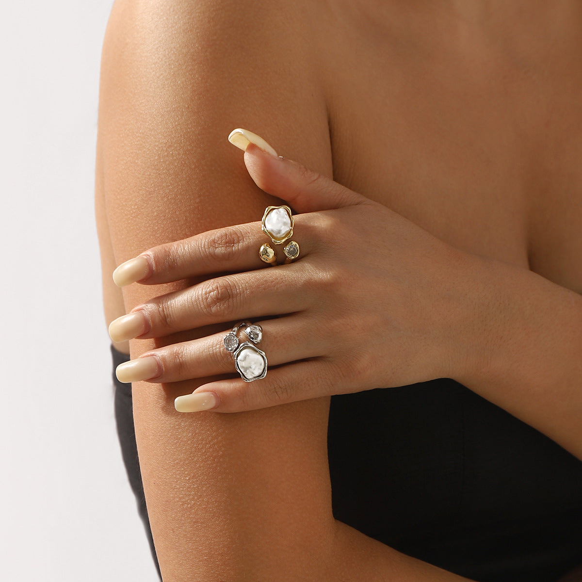 Anello da donna in perle geometriche di ispirazione barocca con base in rame e intarsio in zirconi, fascia elettroplaccata vintage chic