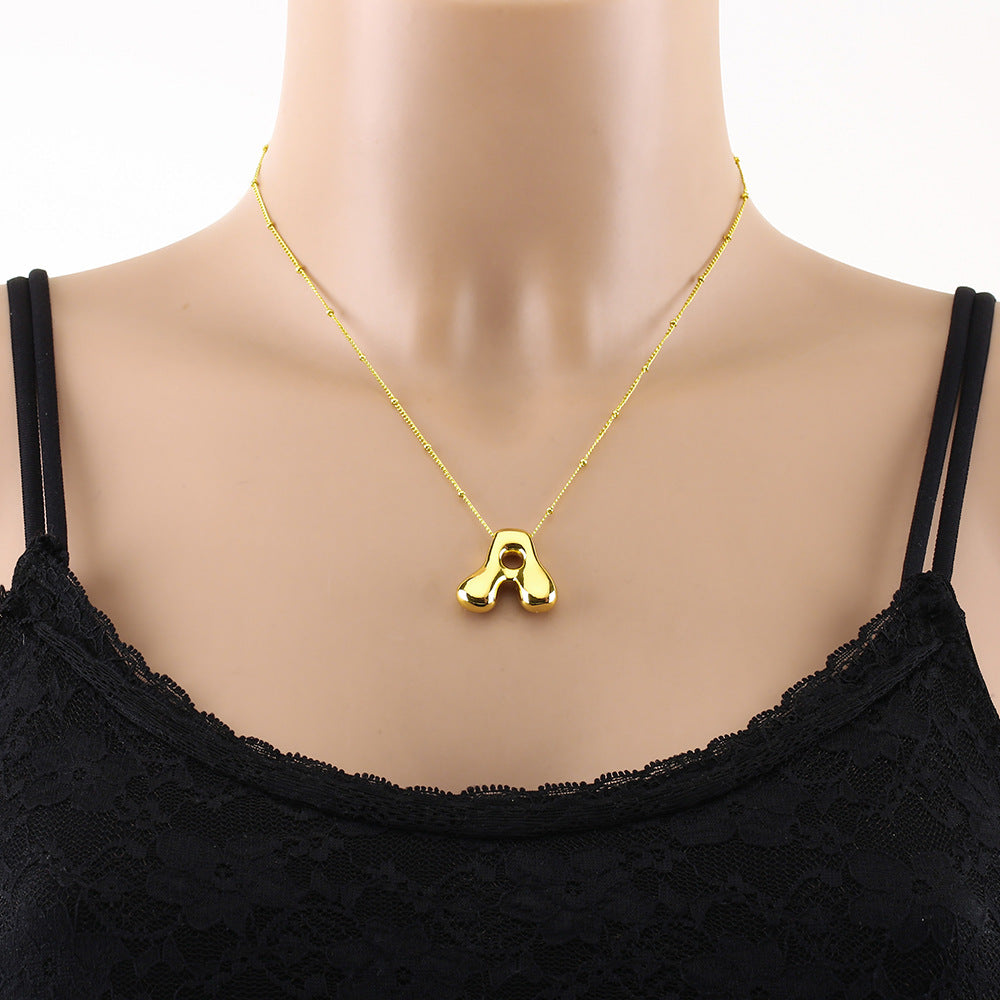 Collana girocollo minimalista da donna con ciondolo a lettera in rame placcato, catenina delicata