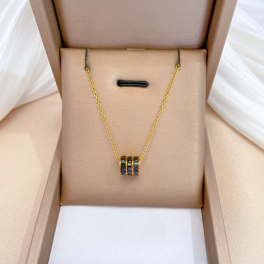 Collana Minimalista con Pendente Geometrico in Acciaio al Titanio per Donna e Uomo con Finitura Placcata Oro e Dettaglio Quadrato Smussato Affilato, Stile Catena Clavicola