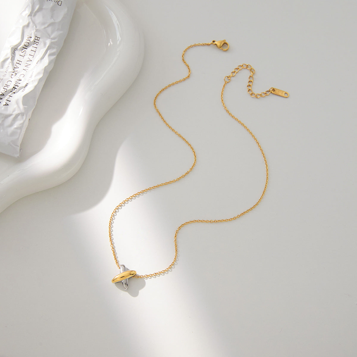 Collana a Croce Geometrica in Acciaio Inossidabile da Donna con Ciondolo in Acciaio al Titanio e Finitura Placcata