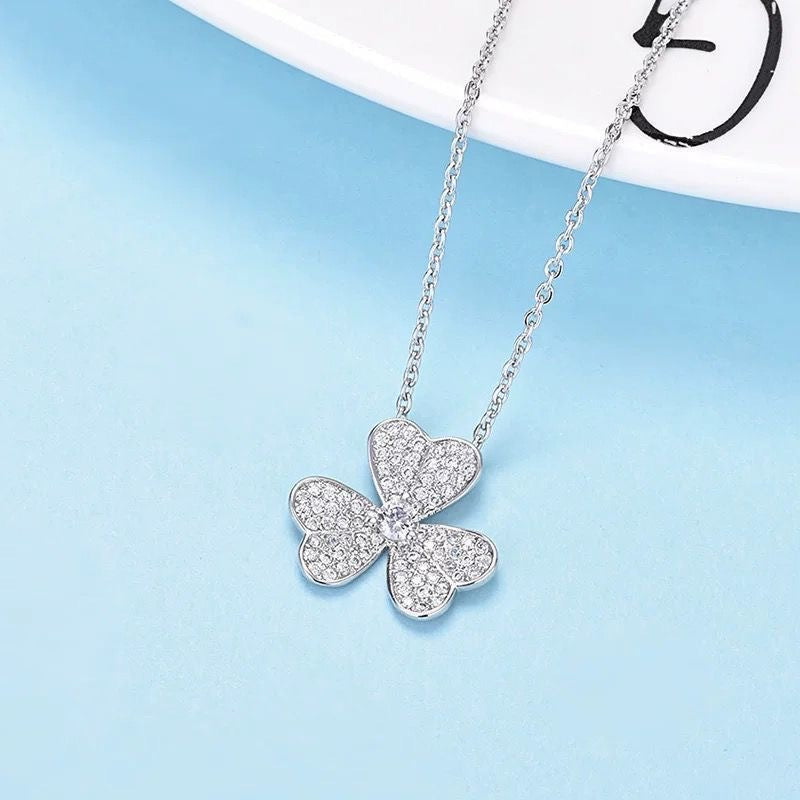 Minimalist Clover-Shaped Titanium Steel Pendant Necklace with Plated Finish for Women, Dainty Locket Chain with Three-Petal Floral Design