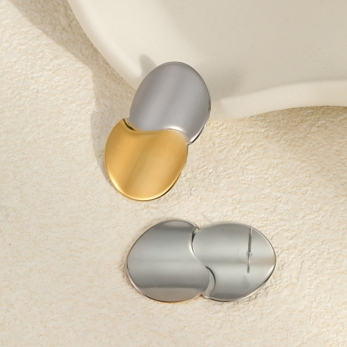 Pendientes geométricos de acero inoxidable con bloques de color y baño de oro de 18 quilates para mujer — Diseño elegante ideal para la oficina