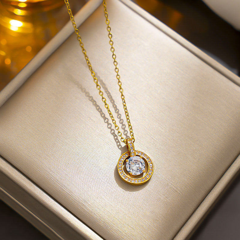 Collana Minimalista Geometrica in Acciaio al Titanio con Pendente in Zirconia Placcato Oro su Catena a O per Donne