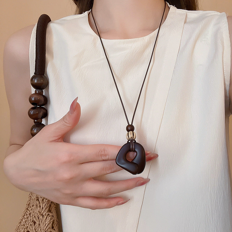 Collana con ciondolo geometrico in acrilico stile retrò da donna con charm in lega, fatta a mano, catena a strati alla moda minimalista