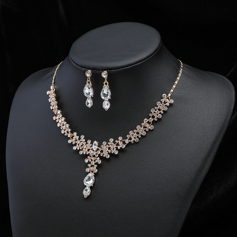Sweet Minimalist Floral and Geometric Alloy Pendant Necklace with Rhinestone Inlay for Women, Twisted Plate Chain, Delicate Clavicle Chain Suitable for Sweaters and Wedding Occasions