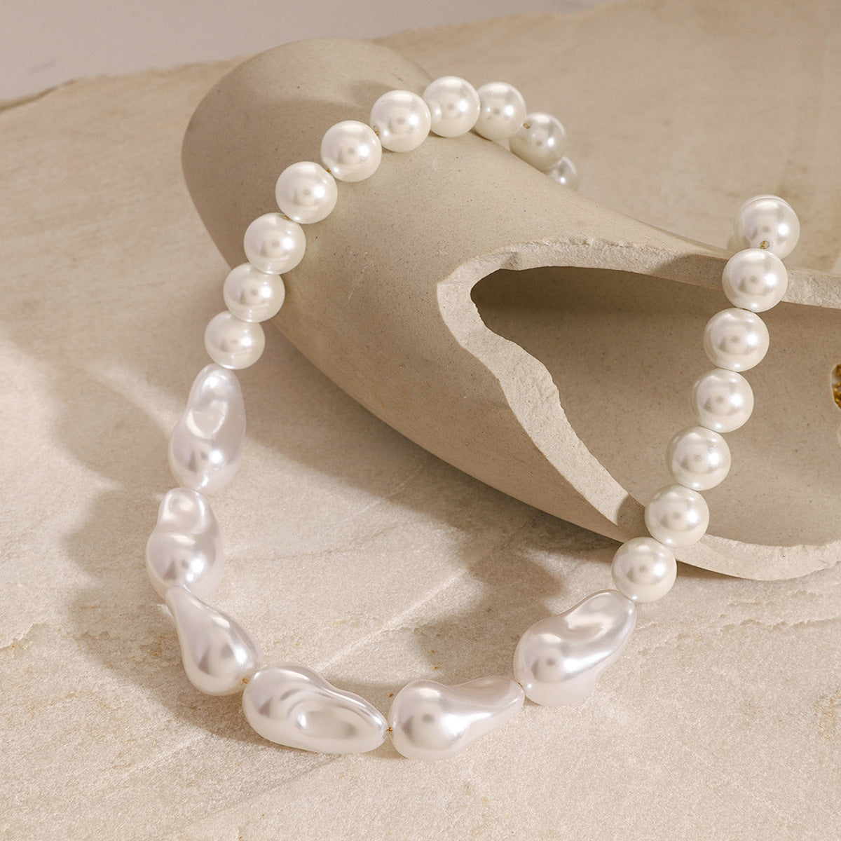 Collar de perlas minimalista y geométrico de acero de titanio con acabado galvanizado para hombres y mujeres
