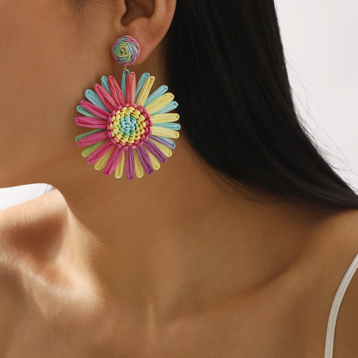 Orecchini Bohémien Girasole da Donna con Base in Lega e Dettagli in Rafia, Design Floreale Artigianale, Stile Fresco e Dolce