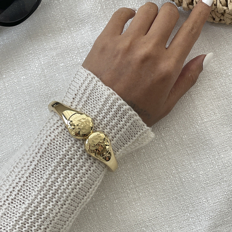 Pulsera minimalista con diseño de ondas de aleación electrochapada con cierre de mosquetón para mujer