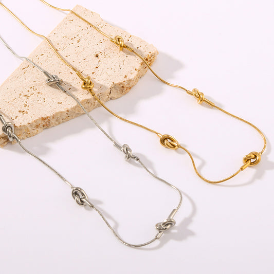 Collana da donna in acciaio inossidabile con nodo geometrico asimmetrico e placcatura in oro 18 carati