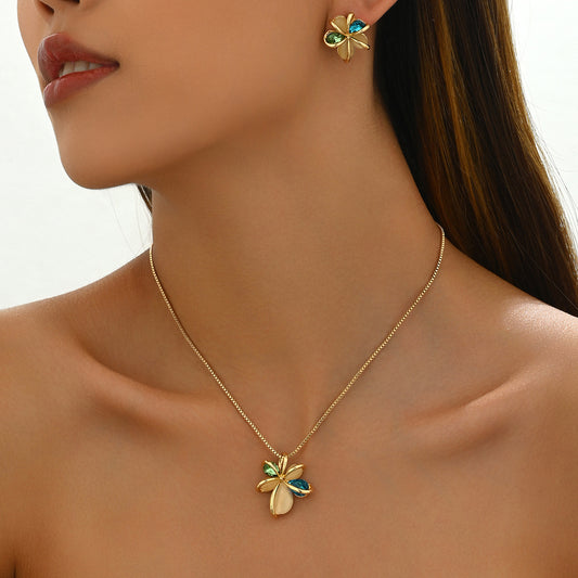 Set Collana con Pendente Floreale e Orecchini da Donna in Stile Barocco, in Rame con Intarsio di Strass Placcato Oro