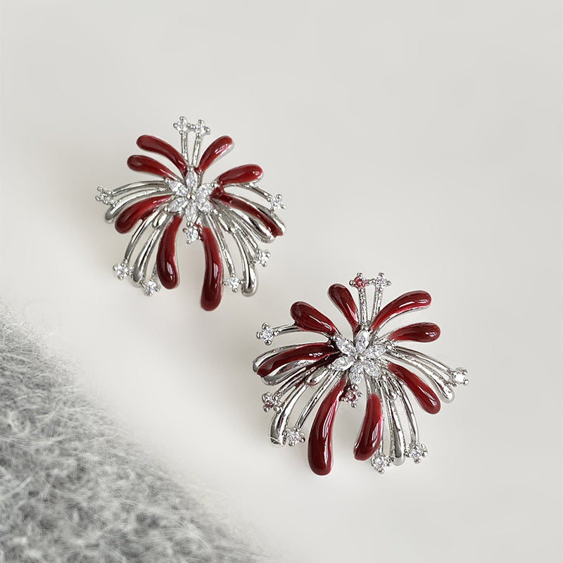 Pendientes de tuerca de aleación con forma de flor de lujo estilo retro de Hong Kong con acabado esmaltado y postes de acero inoxidable para mujer