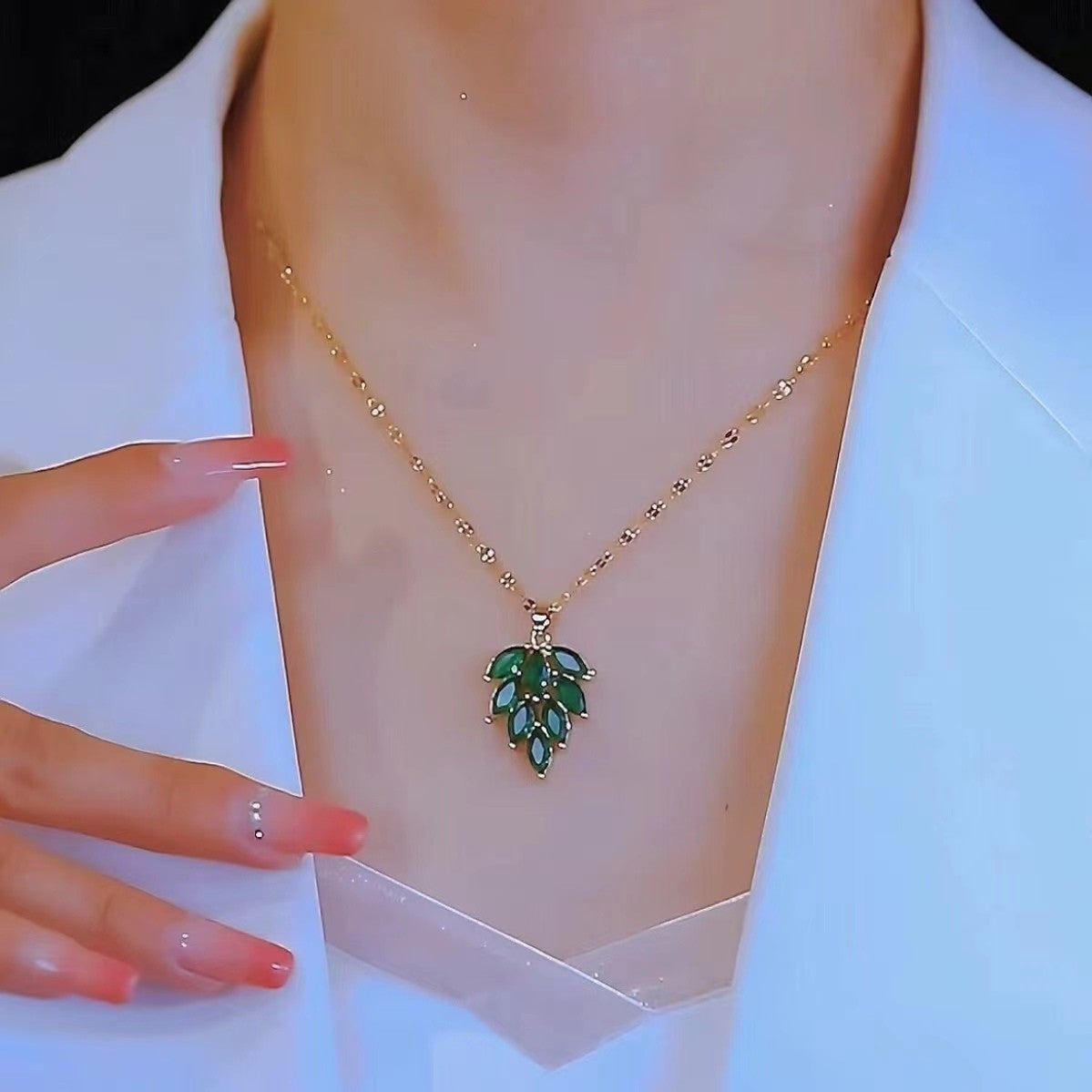 Collana minimalista in acciaio al titanio a forma di foglia con intarsio in zircone verde, stile a catena snake per donna e uomo