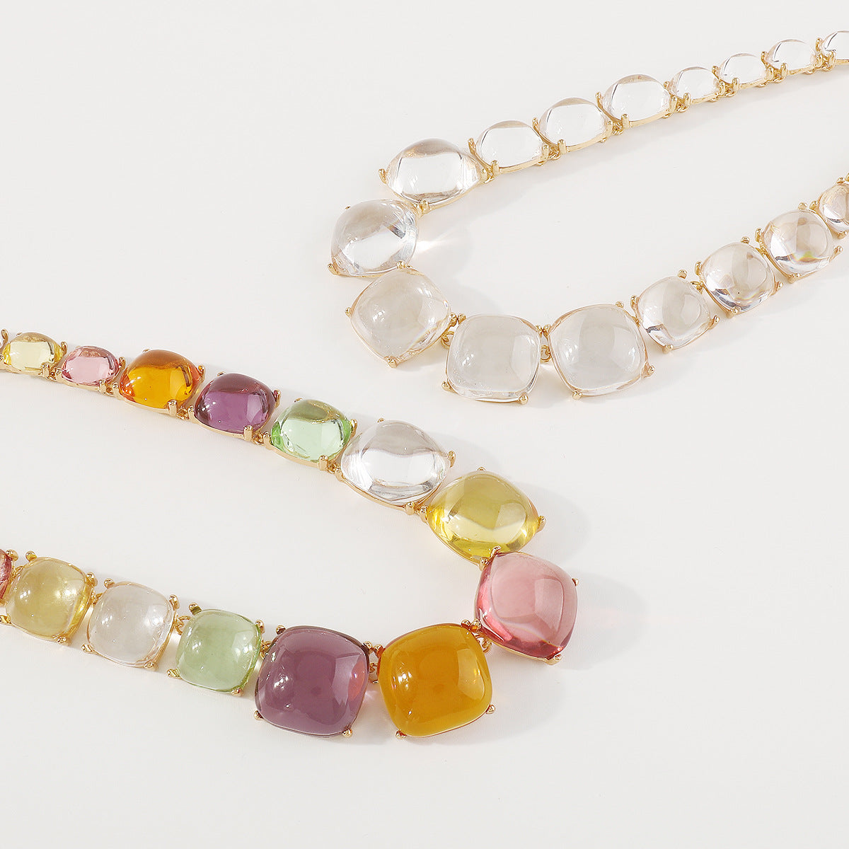Conjunto de gargantilla geométrica acrílica dulce y atrevida con pendientes a juego para mujer