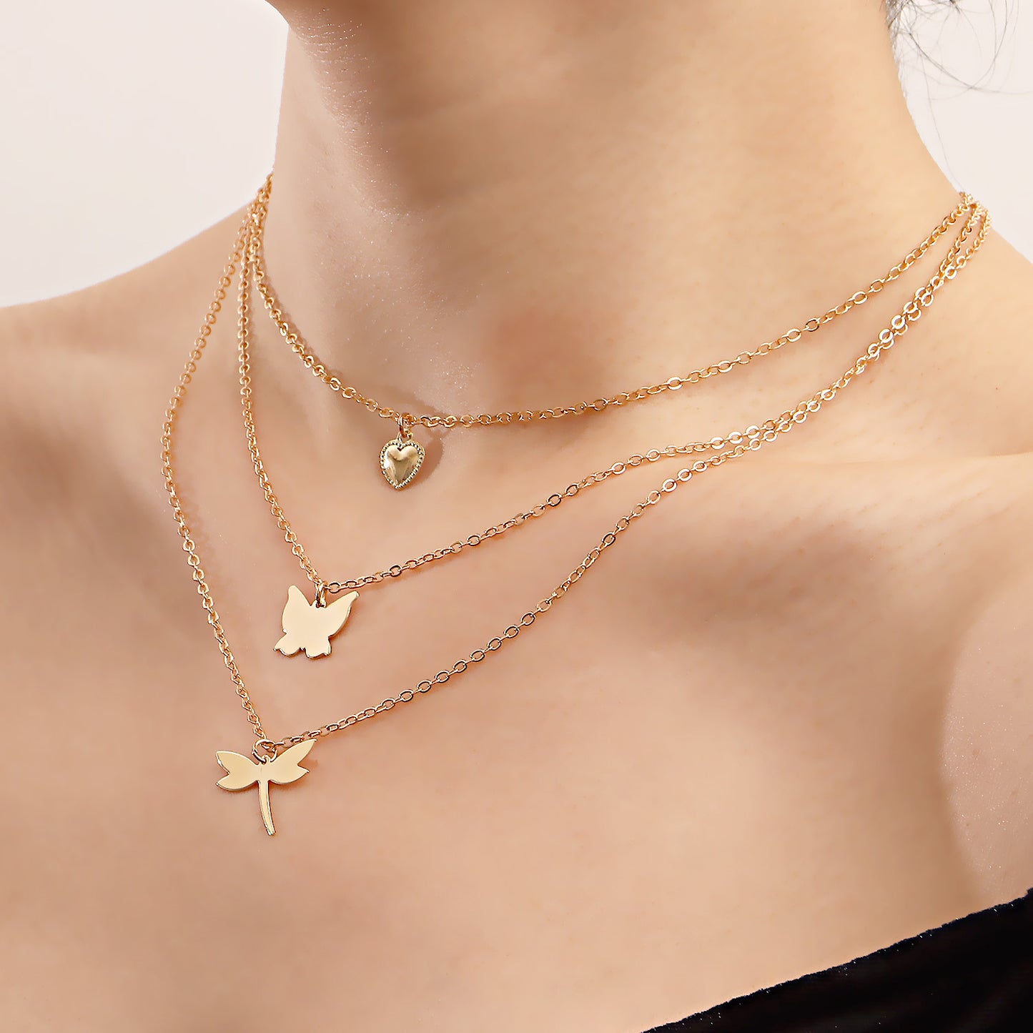 Collana a strati con ciondolo a forma di farfalla e libellula minimalista con charm a cuore in lega con finitura galvanica per donna
