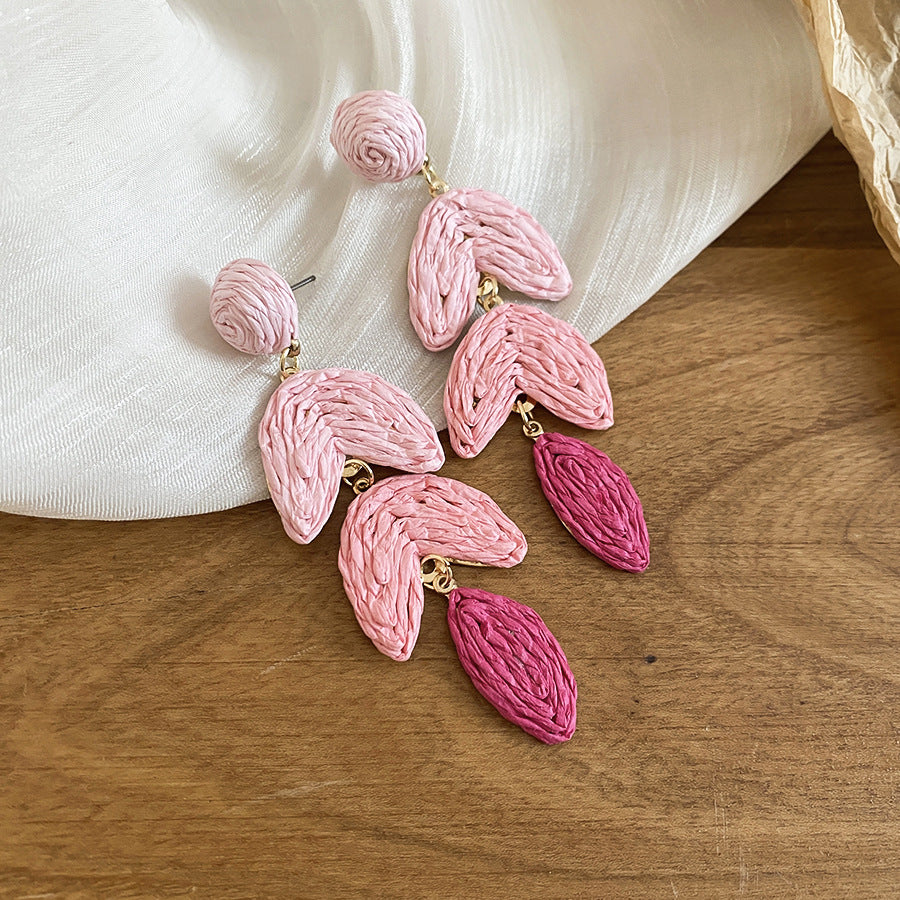 Pendientes de borla de rafia estilo Sweet Coastal, inspirados en Daphne, con postes de acero chapado en forma de hoja geométrica