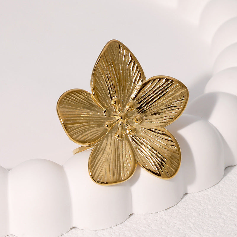 Elegante anello aperto a motivo floreale in acciaio inossidabile placcato oro da donna