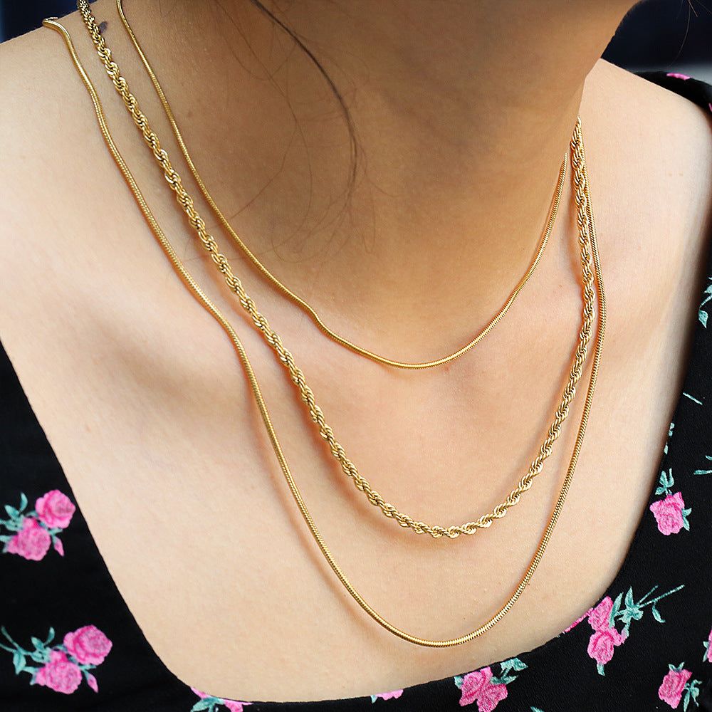 Collana a Catena Intrecciata Geometrica in Acciaio Inossidabile all'Avanguardia con Ciondolo in Acciaio al Titanio e Placcatura in Oro 18K