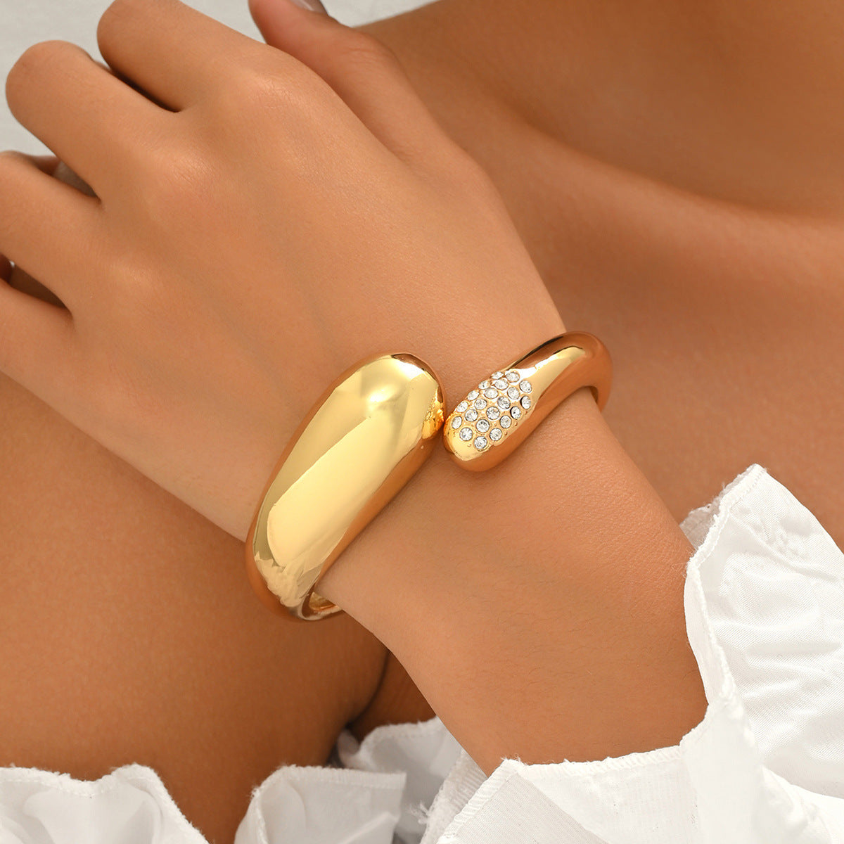 Pulsera de aleación de zinc con chapado en oro de 18 quilates, diseño geométrico arrugado, de lujo ligero para mujer