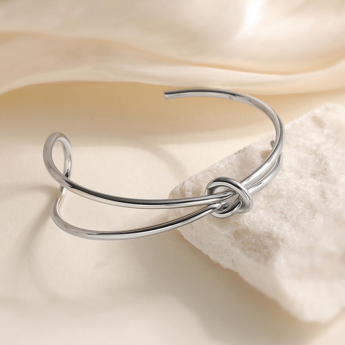Bracciale aperto geometrico minimalista di lusso da donna in acciaio inossidabile placcato oro 18K dal design irregolare